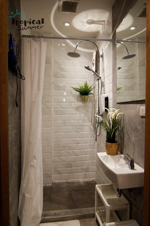 Tropical Summer Hostel Bangkok Ngoại thất bức ảnh