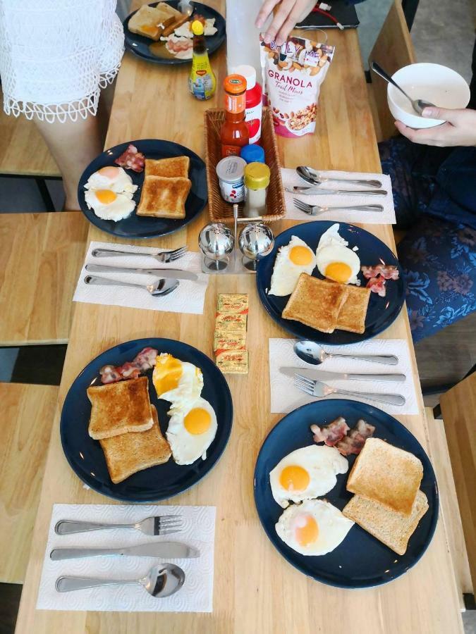 Tropical Summer Hostel Bangkok Ngoại thất bức ảnh